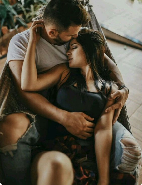 لم أعد أدري
أنا منكِ 
أم أنتِ مني
أم هو الفؤاد المتيم 
من قيدني وأسرني
حتى بت أنا منكِ 
وأنتِ مني

#فضفضة