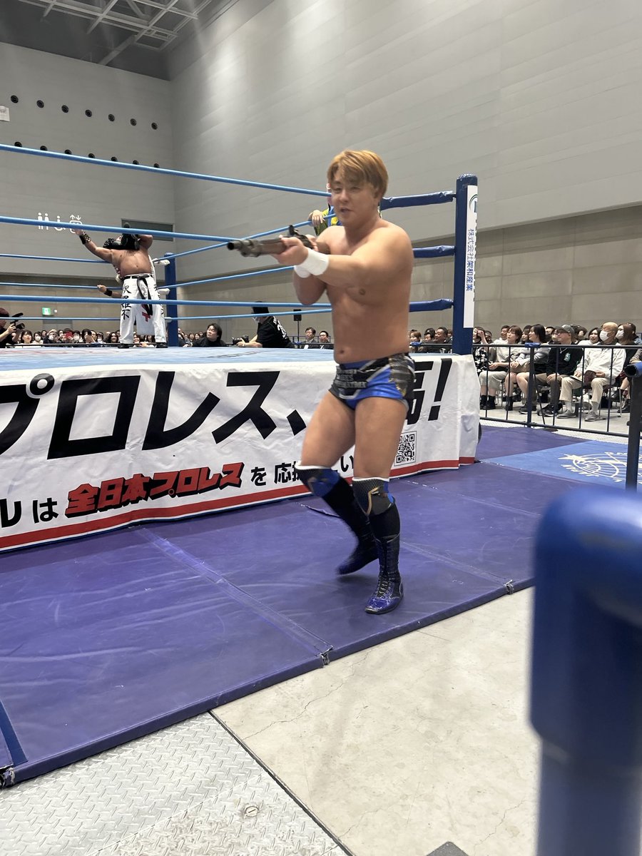 mksuyama's tweet image. 『有り金全部出せっ❗️』と言われました😅
#ajpw 
#青柳優馬