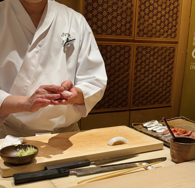 YefAdvisor's tweet photo. 高級な寿司屋さんに行ってきました～🍣財布は痩せちゃいましたが、体験感は超棒です！食材がめちゃくちゃ新鮮で美味しくて、とても幸せな気分になりました https://t.co/tOa5tuglsV