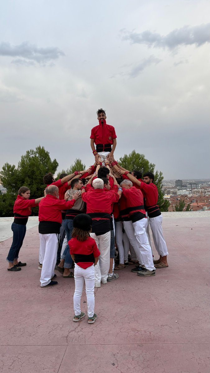 😻 Desde la Colla Castellera de Madrid, nos sumamos a la celebración de los 15 años de los #castells como Patrimonio Inmaterial de la Humanidad por la #UNESCO.

📸 Exhibimos la bandera de <a href="/CastellsCat/">Coordinadora de Colles Castelleres</a> en el Parque del Cerro del Tío Pío de Vallecas.

Som Patrimoni. Som Castells.