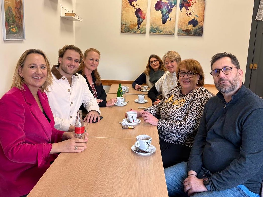 #VIOLETTE2026
Réunion de travail autour d’un café à Lomme, avec <a href="/ChVandenbulcke/">Christine Vandenbulcke</a> notre candidate pour devenir la future maire de Lomme, accompagnée des élus et de l’équipe lommoise. 
🙏🏻 Merci au café Le Croisé pour son accueil. ☕️ 
#Lomme2026 #Lomme