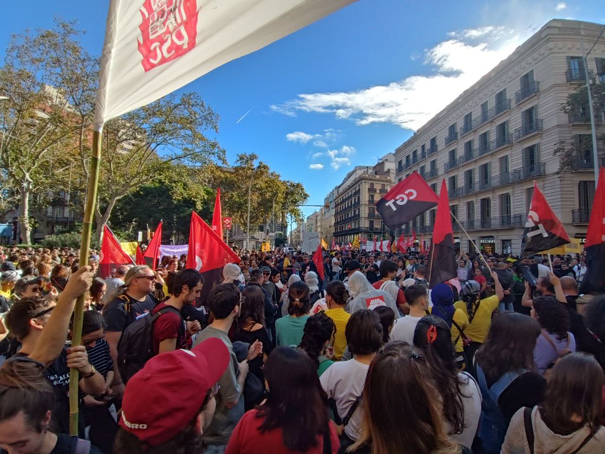 ⚫🔴 Ahir vam sortir als carrers de Barcelona per dignitat laboral i per una educació pública de qualitat!

⬆️Apujar els salaris
⬇️Reduir ràtios 
🗣️Democratitzar els centres
➕Més recursos
➖Menys burocràcia

Organitzem-nos i mobilitzem-nos per aconseguir les nostres demandes✊🏽