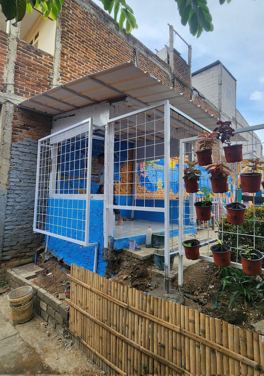 Pekerjaan pendampingan rekonstruksi Pos jadi taman bacaan bersama warga permukiman cigugur,

Warga disini ternyata jago-jago nukang guys
 🤟🤟

Belum 100%, tapi hasilnya udah bisa terlihat.

Before                                               After