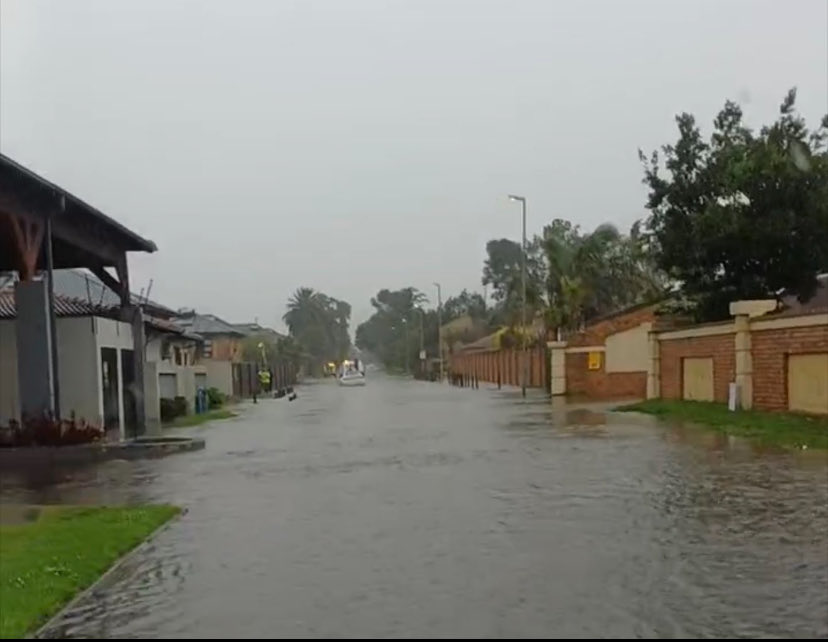 tWeatherSA's tweet photo. 🔴 DANGER: MULTIPLE REPORTS OF FLOODING IN BOKSBURG ON GAUTENG’S EAST RAND | 📸 SUPPLIED https://t.co/6v0CNR9TYF