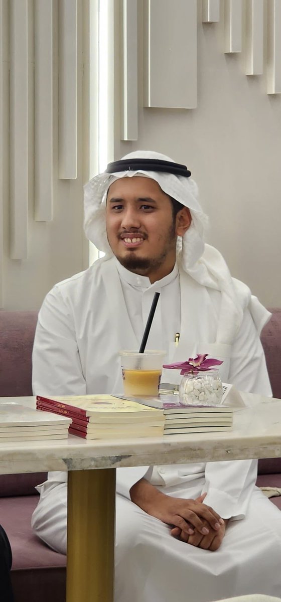 saadnmk's tweet photo. ليلة البارحة كنا على موعد مع الدهشة الشعرية مع الشاعر المكي الأصيل: ياسر الحاشدي @ysrly5898526181 ،
شكرا بقدر ما أطرب أسماعنا وأنعش أرواحنا،
وكل الشكر لمن شاركنا بالحضور،
وقبل ذلك شكرا لمقهى رحى@ra7acafe . https://t.co/o7JTzXxeKZ