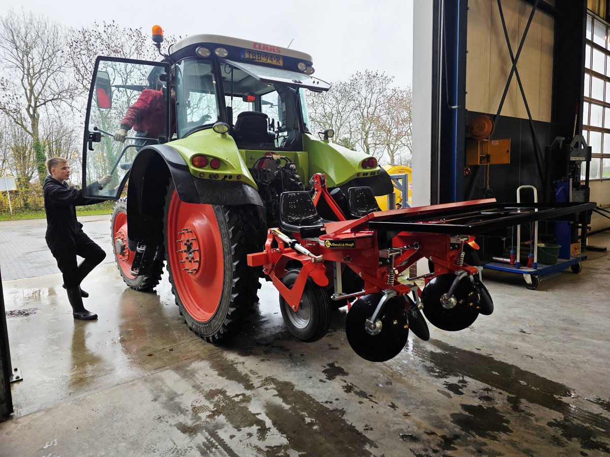 In herfstachtige omstandigheden de eerste pootmachine voor 2026 afgeleverd.
Een 2 rij Checchi &amp; Magli stammenplanter voor <a href="/TheoJansen77/">Theo Jansen</a> in Kloosterburen.

We hebben 2 en 4 rij machines uit voorraad leverbaar.