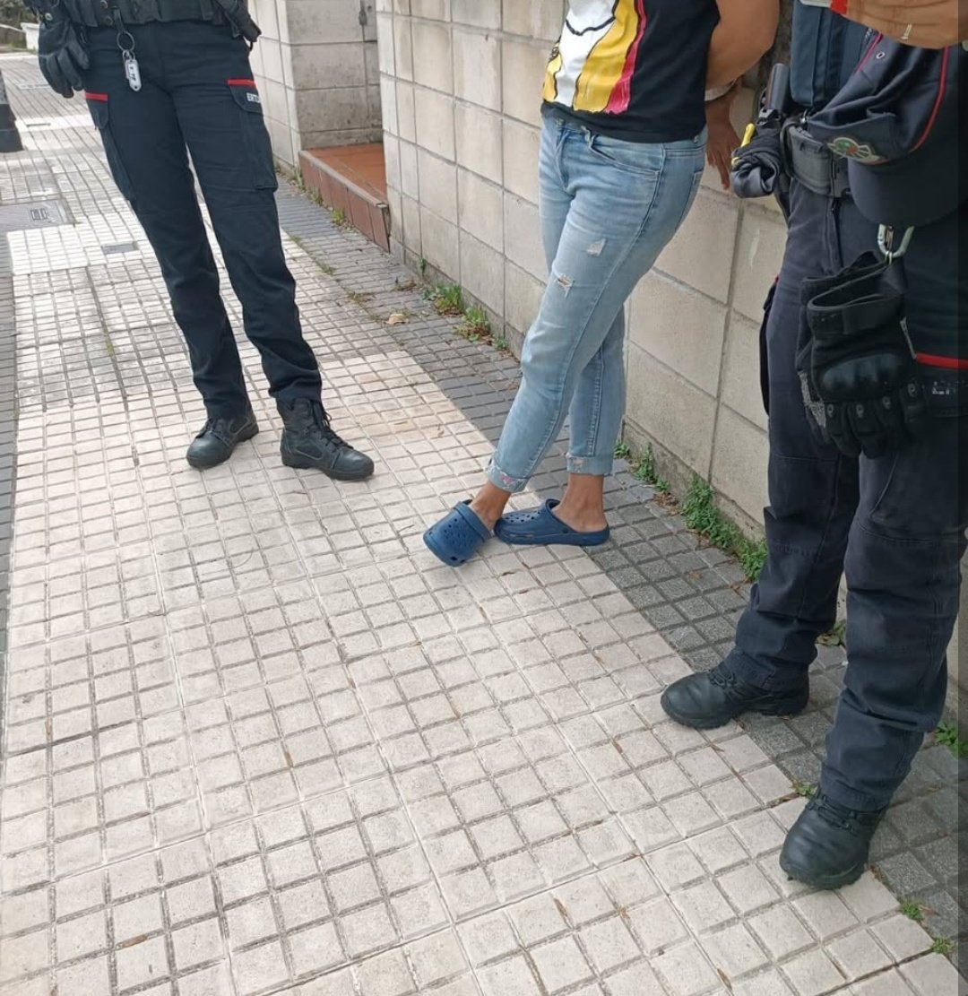 El 64% de Egia, (San Sebastián). 

Mientras los sanitarios atendían a un herido grave, dos delincuentes ilegales reincidentes, robaban todo el contenido de la ambulancia. 

Tuvieron que llamar a otra ambulancia para poder atender al herido.

¿Hasta cuándo?
x.com/jucilguipuzcoa…