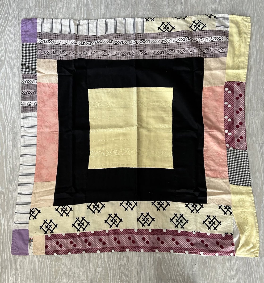 Bohçanın ortasındaki sarı kumaş 1926 yılındaki düğünde damadın göyneği imiş. Yine giyip gezmeğe gittikleri birgün bir arkadaşında da aynısını görünce bir daha giymemiş, gelinin bluzu olmuş. Sonra da bohça.  ☺️