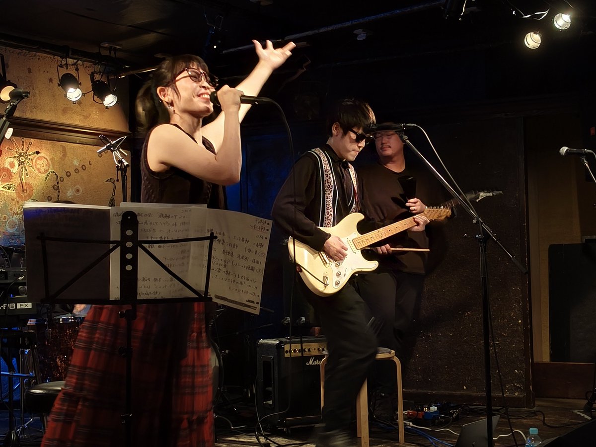 shirogisu_son's tweet photo. #のしげまつ✨さんの1st.ワンマンライブへ!
入場前から楽しい!配信で仲良くして頂いた方々とご対面&ご挨拶♫😊
会場内の"壁画"に目を奪われ、美味しいカレー🍛に胃袋を掴まれ…
やはり圧巻はハート💕のわしづかみ♫
たくさんのご縁に感謝でした🙏
#晴れたら空に豆まいて
#FromP
#ペシュマル https://t.co/E1k3tcQ5Ri