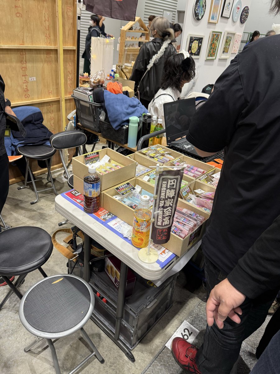 Ayataka_street's tweet image. 熱海ツーリング解散後、東京ビッグサイトで開催中のデザインフェスタに出店されている 円陣屋至高さん のところへ、えいちゃくんと遊びに行ってきました！

初めてのデザフェスでしたが、どのブースも興味そそられるものばかりで目移りしまくり…そして財布が溶けるwww

とりあえず戦利品👇🏻