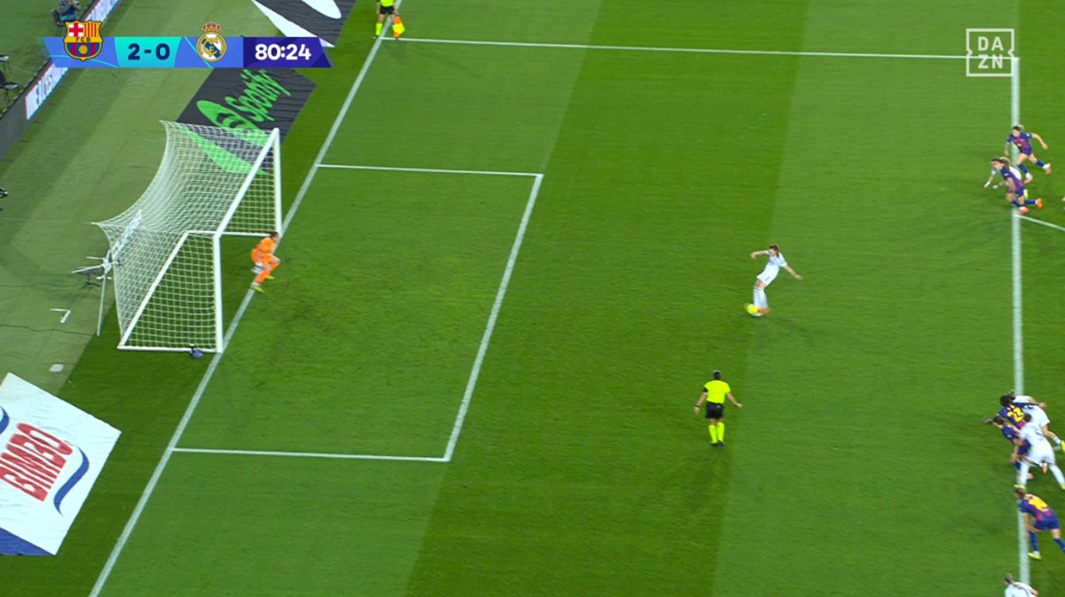 ArchivoVAR's tweet photo. ⁉️💥 ¿Debió repetirse el penalti que detuvo Cata Coll?

✅ 𝗡𝗢.

▪️ La portera del Barcelona, si bien no está pisando la línea, sí permanece con el pie derecho sobre ella.

📖 "El guardameta debe permanecer sobre la línea de meta hasta el momento del lanzamiento". https://t.co/N4NodRfSIW