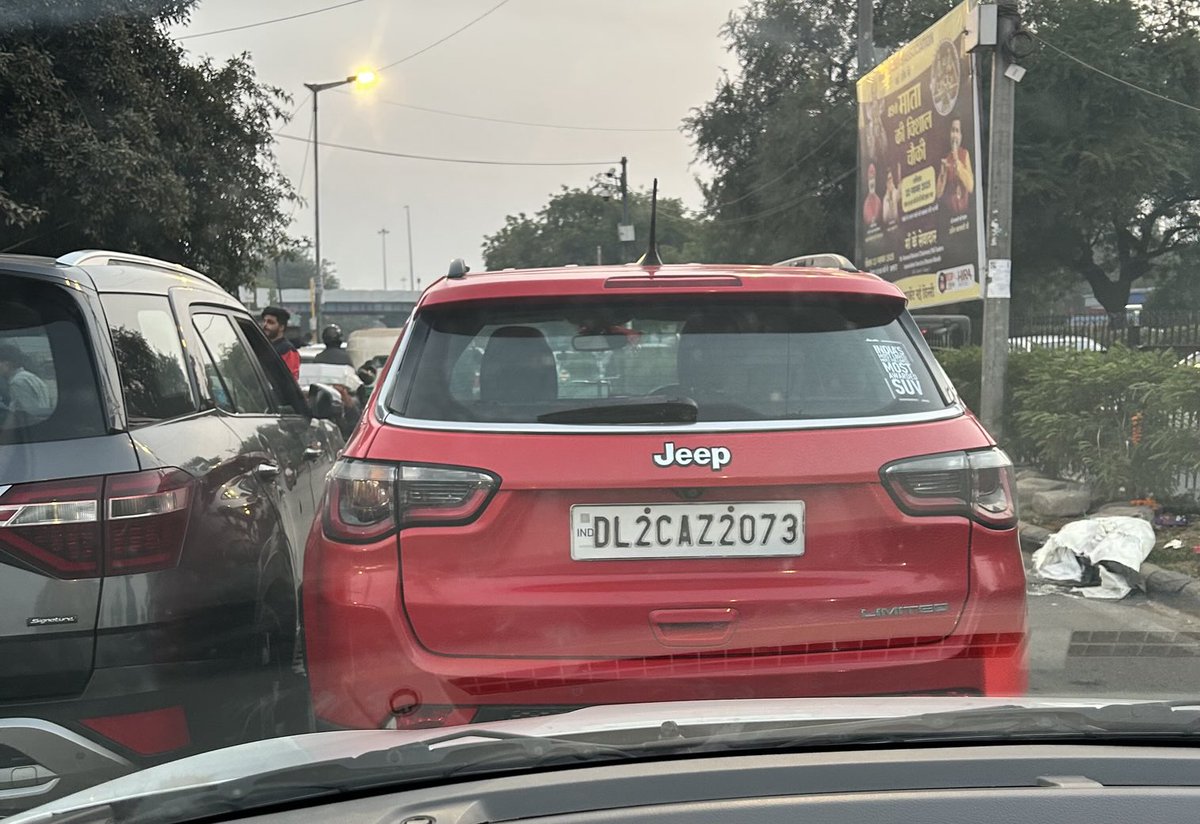 aashishkaul's tweet image. Dear ⁦@DelhiPolice⁩ ⁦@DelhiTrafficPol⁩ this car is abandoned / left on a single road rite outside INA market thus blocking the entire road and traffic