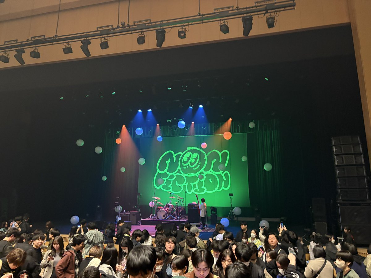 kazukuma_bbb's tweet photo. 相変わらず3人とも元気だし、ライブ来ればいつでも笑顔になれるから最高すぎる😭
フォロワーさんとも話す事も増えたし、心の拠り所、いやライフラインだよね本当笑
水道、ガス、電気、ベボベって感じ！
これからもいっぱい応援させて下さい📣
#ベボ部っていいよなぁ https://t.co/wsFmXs1Fau