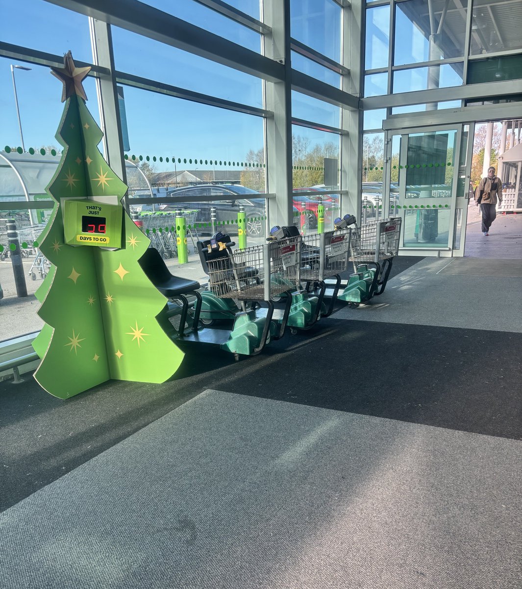 Clare 🐝 tweet media