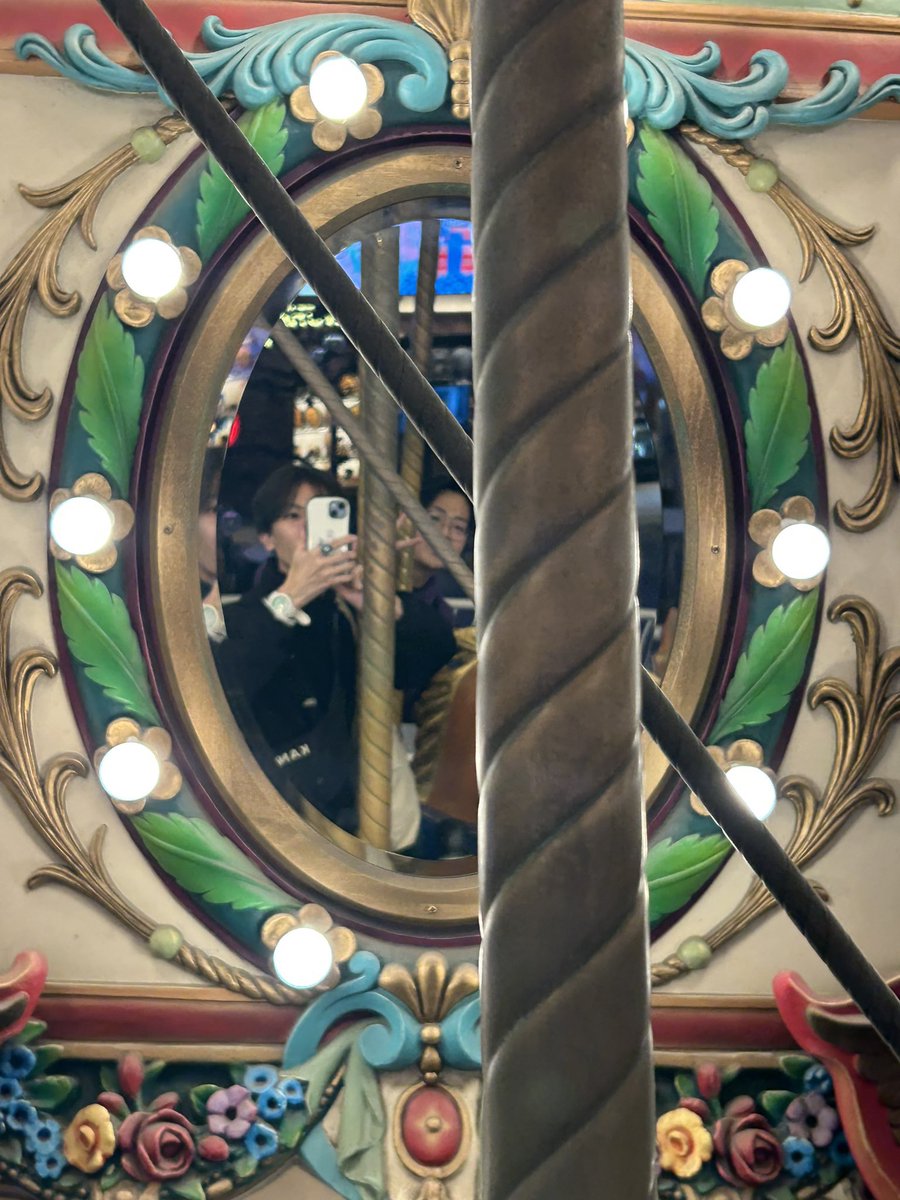 hozonno_hozonna's tweet image. 終わって隅楽が「水上にあるメリーゴーランド乗らない？」って声掛けてくれて、のぶラベさん各Aさんと4人でメリーゴーランド乗った　あまりに良い思い出