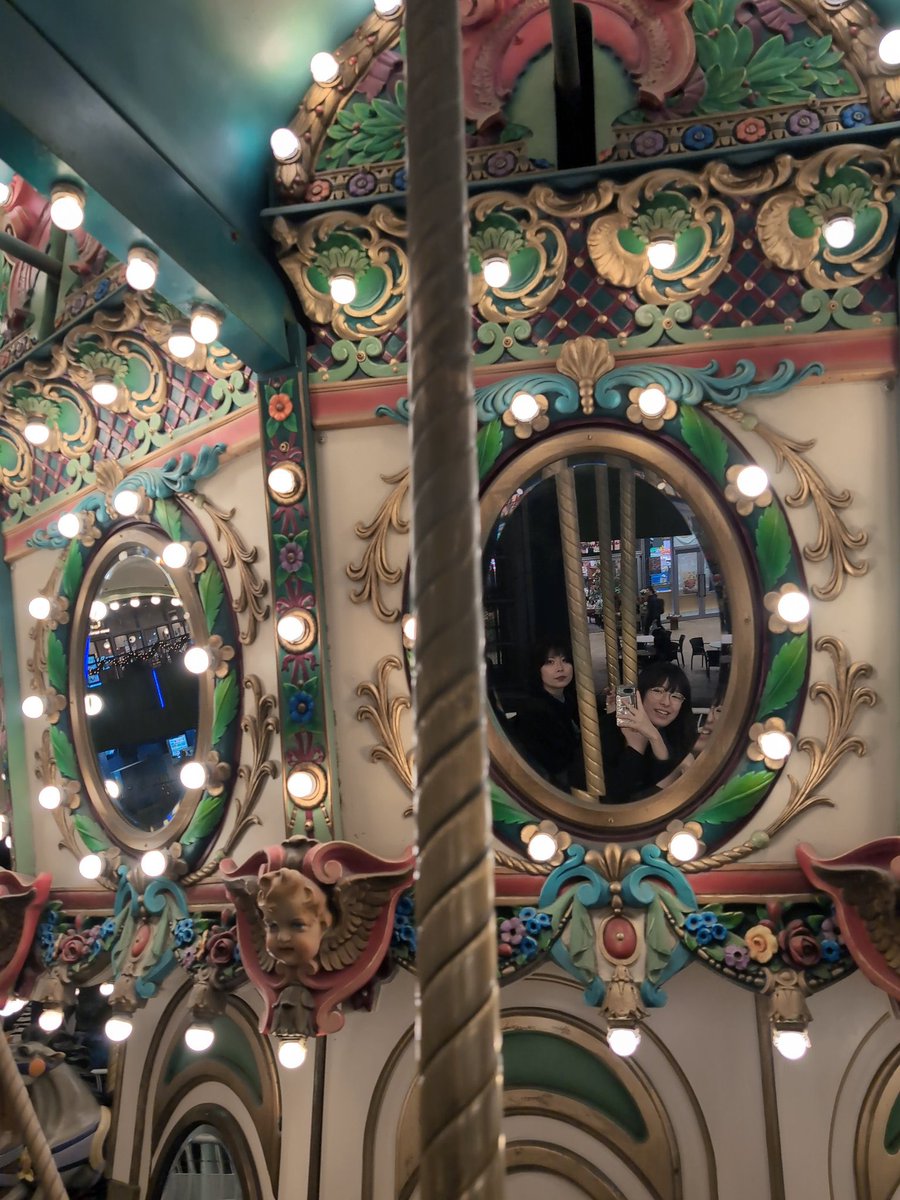 hozonno_hozonna's tweet image. 終わって隅楽が「水上にあるメリーゴーランド乗らない？」って声掛けてくれて、のぶラベさん各Aさんと4人でメリーゴーランド乗った　あまりに良い思い出