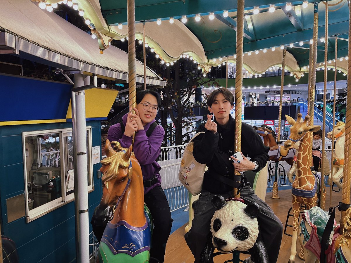 hozonno_hozonna's tweet image. 終わって隅楽が「水上にあるメリーゴーランド乗らない？」って声掛けてくれて、のぶラベさん各Aさんと4人でメリーゴーランド乗った　あまりに良い思い出