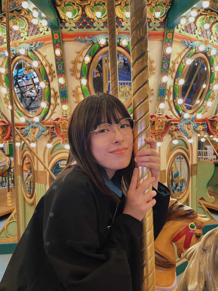 hozonno_hozonna's tweet image. 終わって隅楽が「水上にあるメリーゴーランド乗らない？」って声掛けてくれて、のぶラベさん各Aさんと4人でメリーゴーランド乗った　あまりに良い思い出