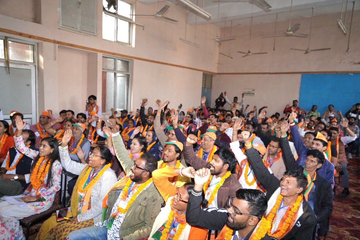 Virend_Sachdeva's tweet image. आज दक्षिणपुरी वार्ड में नगर निगम उपचुनाव के निमित्त कार्यकर्ताओं को संबोधित किया।

इस अवसर पर दिल्ली सरकार में मंत्री श्री @p_sahibsingh जी तथा दक्षिणी लोकसभा से सांसद श्री @RamvirBidhuri बिधूड़ी जी उपस्थित रहे।

आज कार्यकर्ताओं में दिखा उत्साह, विजय के प्रति हमारा भरोसा और अधिक…