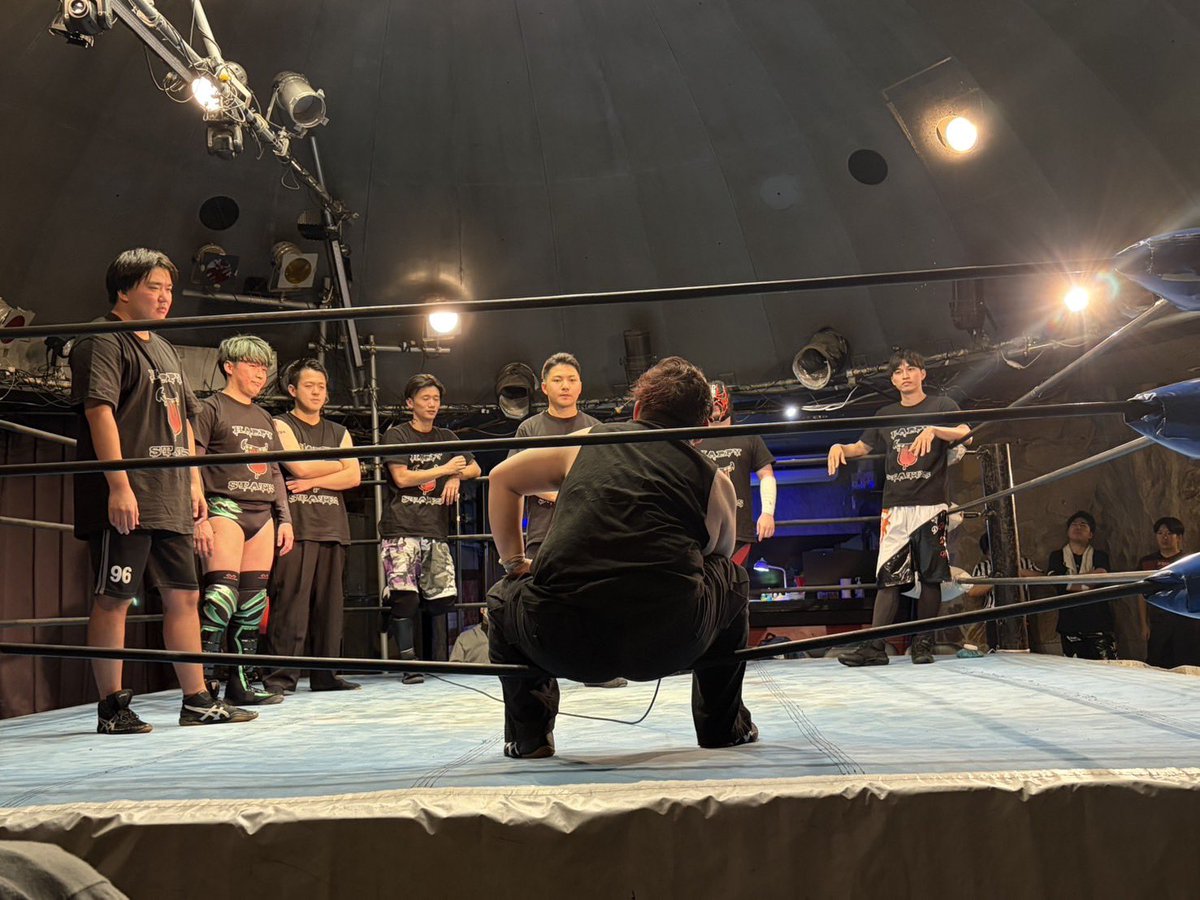 【速報】
本日開催された #ハピステ興行 メインイベント終了後に美乳輪光からHappy Statesの解散を電撃発表！！

AZW次回興行は12月28日(日)昼 高島平区民館
解散となったHappy Statesメンバーの動向はいかに……。

#AZW