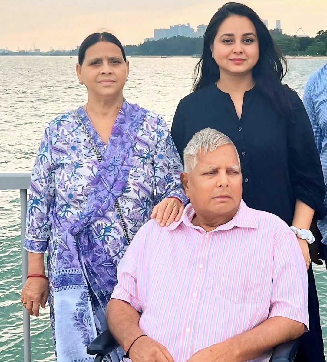 iamAshwiniyadav's tweet photo. तेजप्रताप जी का तो समझ आता है लेकिन रोहिणी जी को घर से दूर क्यों किया गया?

चलिये आप ज्ञानी लोग लगातार कह रहे हैं कि इन्हें राजनीति से दूर रहना चाहिए था.. क्यों भाई क्या पार्टी पर बेटों का हु अधिकार होता है क्या?

जब सीट फँस गयी थी तो क्यों बुलाने लगे अपनी उसी बहन को प्रचार के लिए, उसी राघोपुर सीट पर उन्हीं से प्रचार करवाये और बोल रहे थे कि ये दीदी ही मुझे पाली पोषी हैं, माँ समान हैं मेरी बहनें।

फिर आज ये हालात हो गए हैं कि ये क्या क्या व्यवहार कर रहे हैं। वो लोकसभा चुनाव लड़ चुकी हैं और दूर रहें.. राजनीति से.. क्या बात कर रहे हो।

डिफेंड करना है जितना कर लो, लेकिन याद रहे तुम जितना उनकी ग़लती को चमकाने का प्रयास करोगे और भी चीज़ें खुलकर सामने आने लगेंगीं।