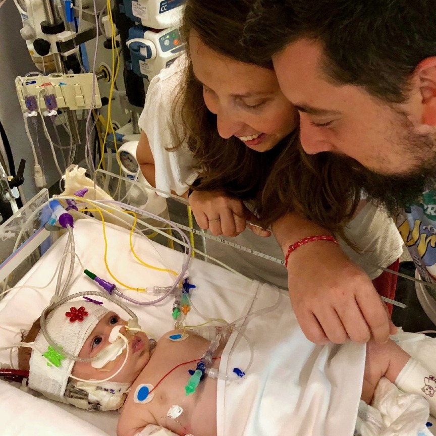 vallhebron's tweet photo. 🫀 L'#ECMO és una tècnica que es fa servir en pacients crítics que pateixen malalties respiratòries o cardiològiques molt greus.

👶 Amb el programa d’ECMO pediàtric i neonatal de #VallHebron hem fet ja més de 300 i som el centre amb major volum anual a l'Estat.

🧵 Obrim fil 👇 https://t.co/CHeSqwVtPF