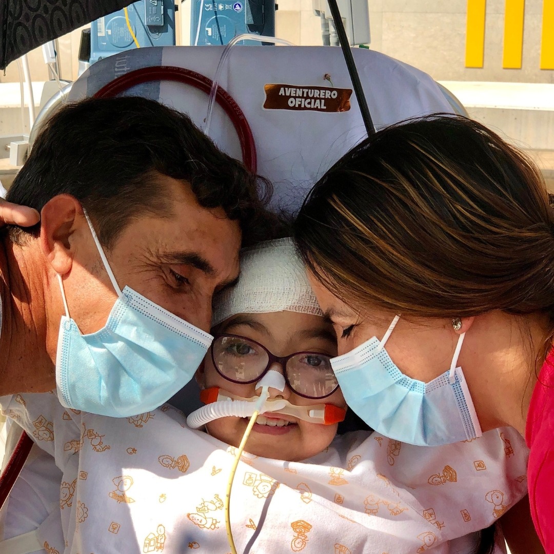 vallhebron's tweet photo. 👶 Som pioners a l'Estat mantenint als nens/es desperts mentre estan connectats a l'ECMO.
☀️ Permet una millor recuperació i salut perquè poden sortir fora de l'UCI a prendre l'aire, gràcies al #SolSolet, i fer exercicis de rehabilitació i passar estona amb la família i amics. https://t.co/lFVgJBXJJ6