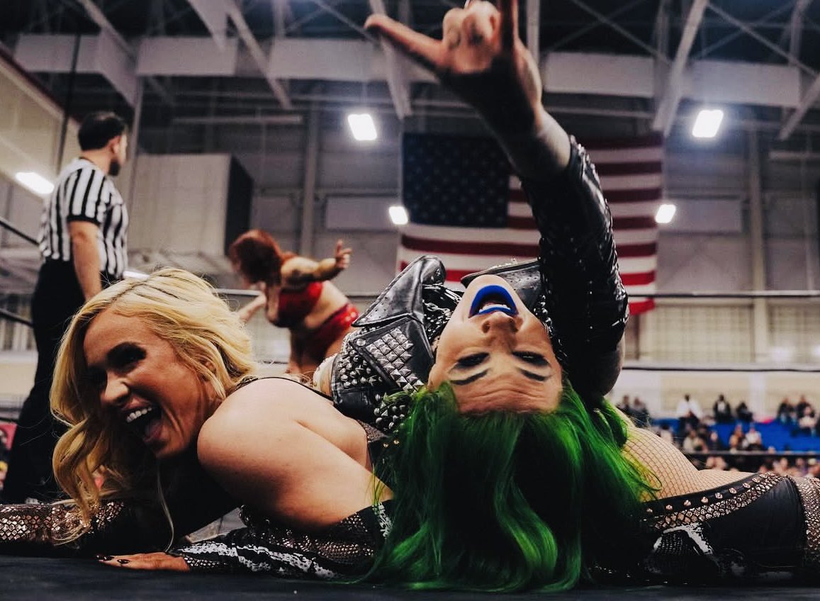 SeductiveIcon's tweet image. The Smokeshow and the Ballsy Badass. 💚