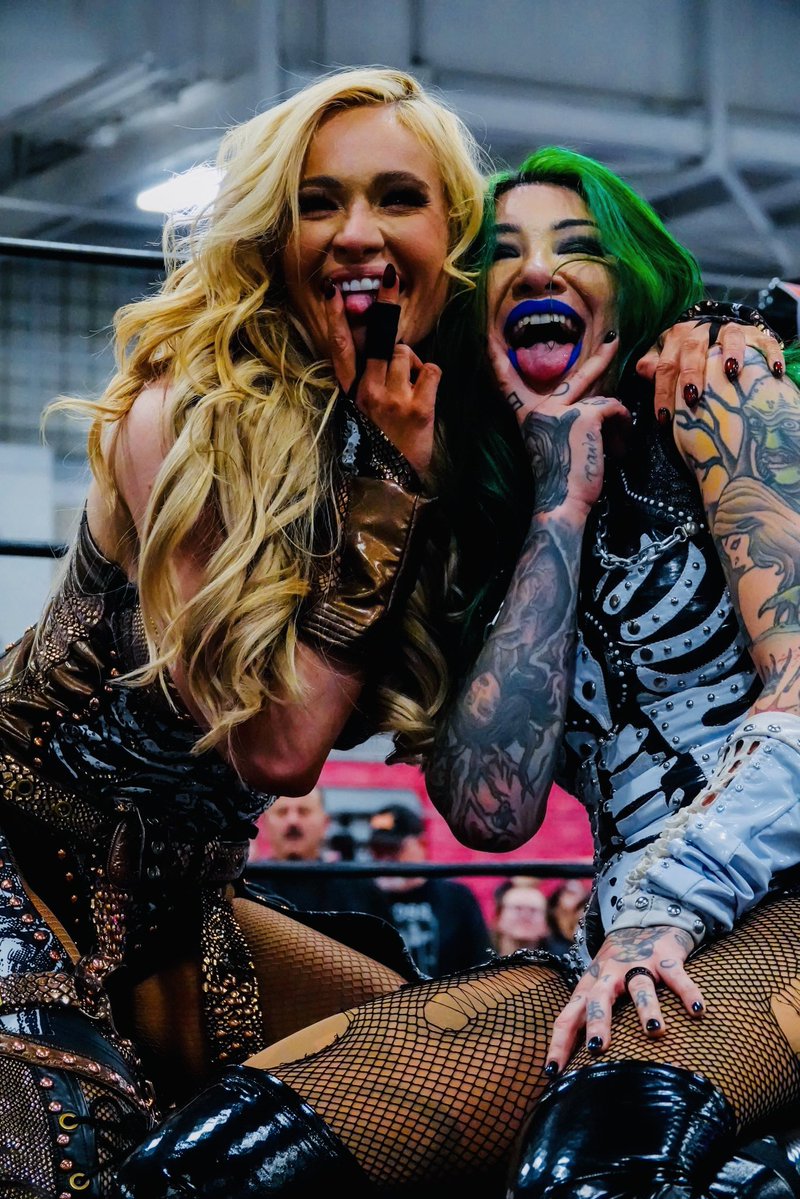 SeductiveIcon's tweet image. The Smokeshow and the Ballsy Badass. 💚