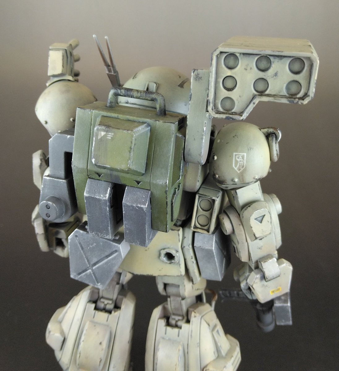 バンダイHGスコープドッグターボカスタム(デザートカラー)完成写真です
#ボトムズ
マシンガンはショートに改造
カメラは暗視スコープのつもり(HGガンキャノン量産型のキャノン砲の先端)(≧∀≦)
戦闘ダメージではなく日常運用のくたびれ感を意識してサビの描き込み
ちょっと地味でしたか(^◇^;)