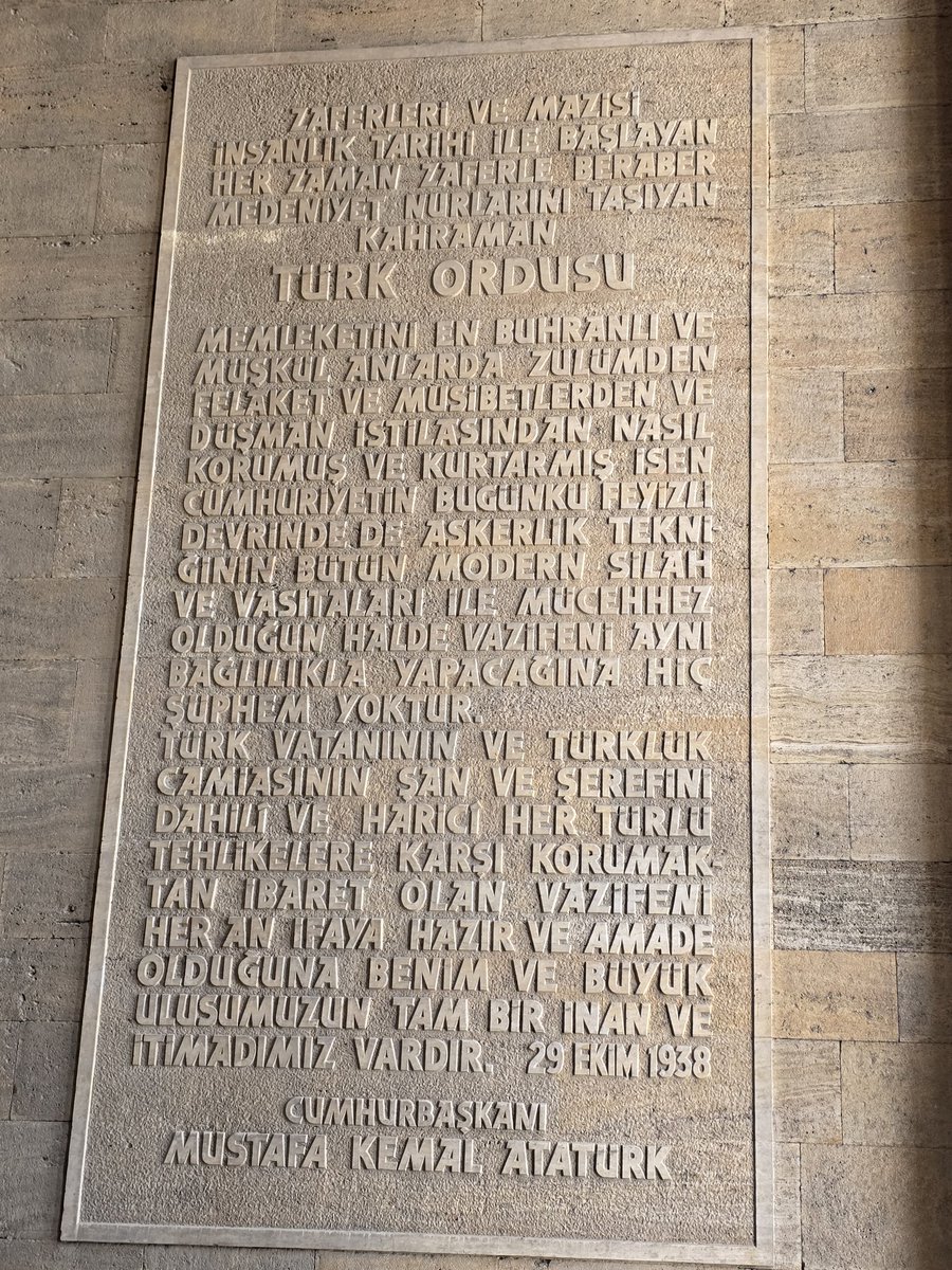 LeventAkcay1's tweet image. Kim ne derse desin;
2 çocuğumu aldım cumartesi Anıtkabir&apos;e gittim. Cuma günü 4 saat hızlı tren, taksi, otobüs vs. Yorgunluk.
2 küçük canavar çocukla uğraşmak.
Anıtkabir kapısında saat 08.30 da hazırdık. Girdik.
Atatürk mozolesine de ilk biz girdik. Alt kattaki müzeyi gezdik.…