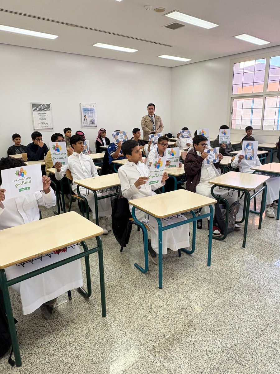 kamstabuk2's tweet photo. المرحلة المتوسطة تحتفل باليوم العالمي للتسامح! 🤝
 أجيالنا الواعدة تؤكد أن التسامح والتعايش هو ركيزة مجتمعنا. نرى في أعينهم الإيمان بأن الاختلاف لا يفسد للود قضية، بل يثري.
#مدارس_الملك_عبدالعزيز_النموذجية_تبوك
#تعليمنا_قيم
@oihm1 https://t.co/mLgsK0puyY