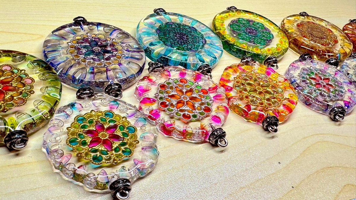 sumokogeda's tweet photo. サンキャッチャー用のレジン部品〜✨️

#レジン https://t.co/SHXO1K1naR