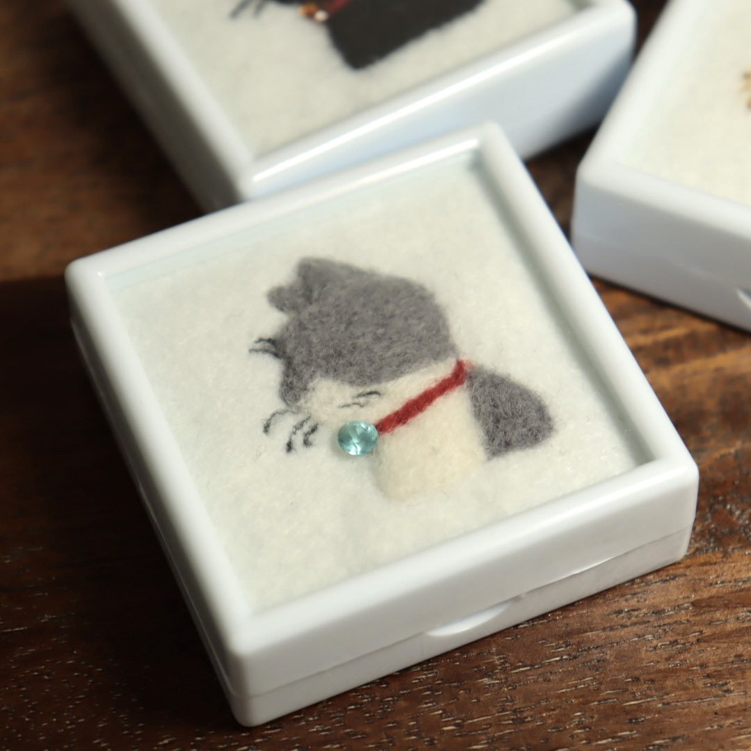 浜松町石フリマに向けて、新しい試み！！
「ルースケースに入れると猫ちゃんにお気に入りの宝石首輪をさせられるやーつ」作りました！今回はルース好きさんにも向けて作ってみましたー！
数は今のところ3個なので余裕があれば増やします！
ブースは4階D11です！
#羊毛フェルト　#浜松町石フリマ