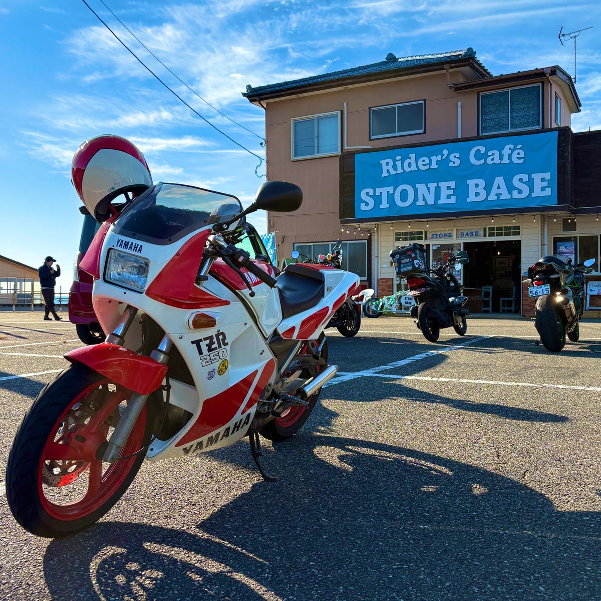 BELL4L3_001342's tweet photo. 今日☀️のちょい乗り
柏崎石地のSTONE BASE目指して
出発、予定より15分早く到着👍
ソフトクリーム大盛を初めて知る。
次に⛩️彌彦神社を目指しましたが
大渋滞😓延々登りで半クラッチ💦
水温計が♨️ヤバくなったので
挫折して離脱、道の駅たがみに
寄って帰還 走行距離145km
#STONEBASE
#道の駅たがみ https://t.co/fCOHl2YvGT