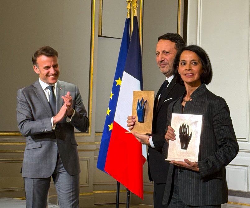 Humoriste qui dénonce et moque les puissants

vs.

« Humoriste » qui leur cire les pompes: