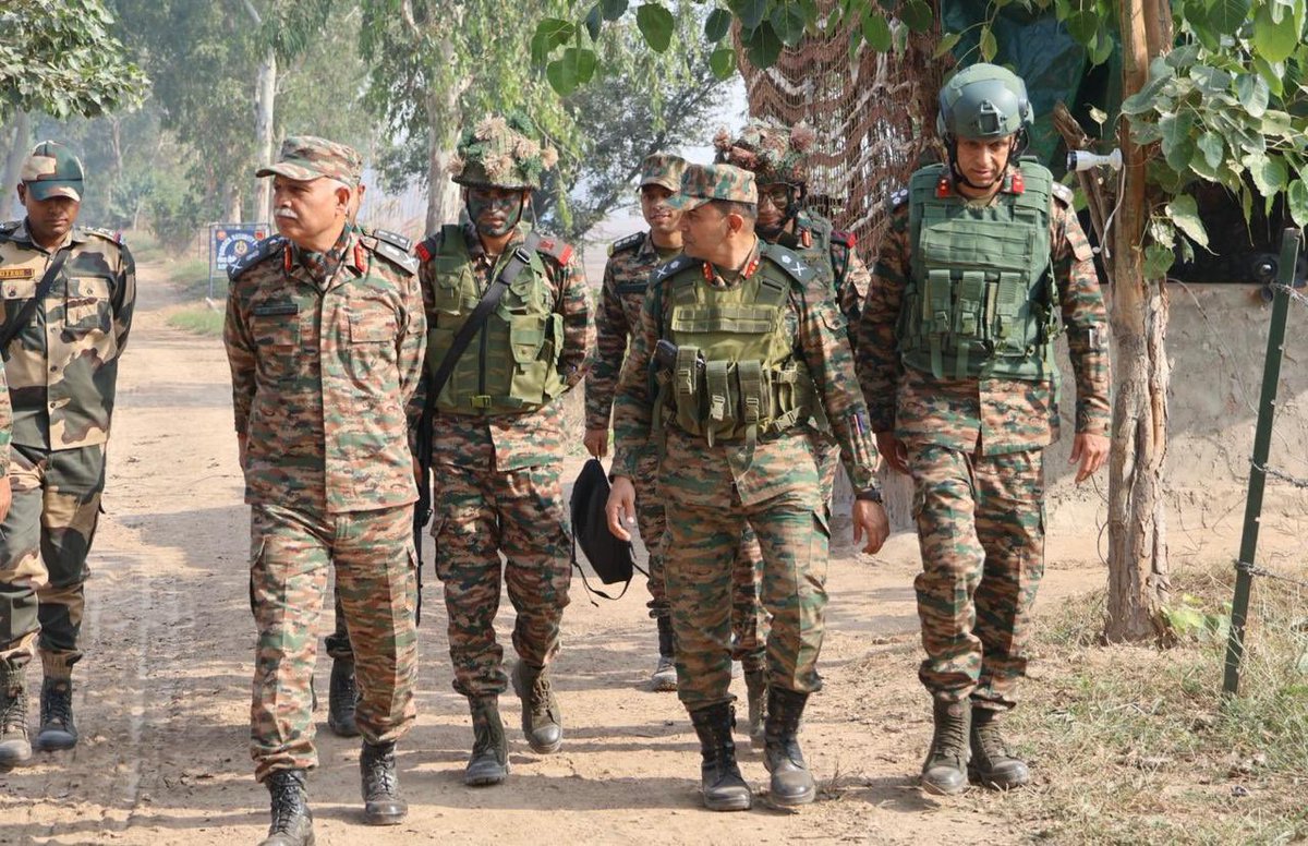 VajraCorps_IA's tweet image. 🇮🇳 #StrongAndCapable | #OnPathToTransformation
Lt Gen Ajay Chandpuria, AVSM, VSM, GOC #VajraCorps, reviewed the operational preparedness of #PantherDivision under realistic combat conditions. He commended their finely honed readiness, robust tech absorption and steadfast…