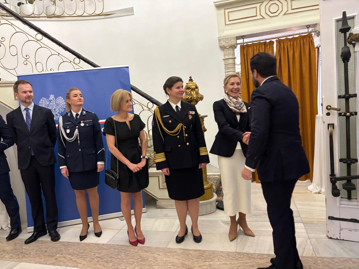 PLenEspana's tweet image. 🎉🇵🇱
Ayer tuvimos el placer de recibir en la Embajada 🇵🇱 en 🇪🇸 a representantes de la comunidad 🇵🇱  en 🇪🇸 con ocasión del #DíadelaIndependencia.
Una buena oportunidad para celebrar🎉, intercambiar ideas y hablar de proyectos futuros🙂

¡Gracias por la reunión!