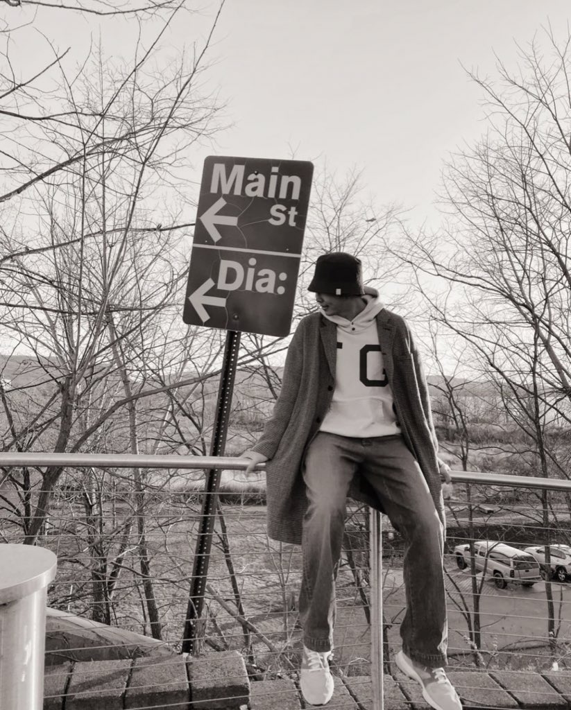 naomeowmeow's tweet image. Louise Bourgeois and Namjoon.