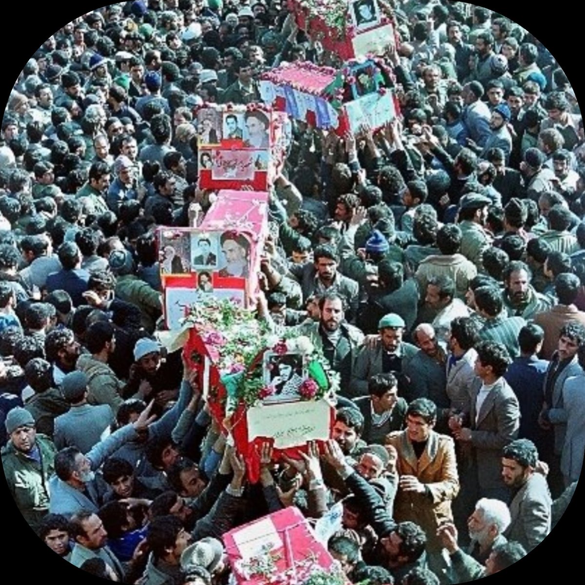 اهمیت‌های ۲۵ آبان برای مردم اصفهان، به‌صورت کوتاه و شماره‌گذاری شده:
1. یادآور بزرگ‌ترین تشییع شهدا و حماسه‌ حضور تاریخی مردم اصفهان.
2. نماد ایثار و وفاداری به جوانانی که در راه دفاع از کشور جان دادند.
3. نقطه‌ عطفی در همبستگی و وحدت اجتماعی شهر اصفهان.
#سند_افتخار