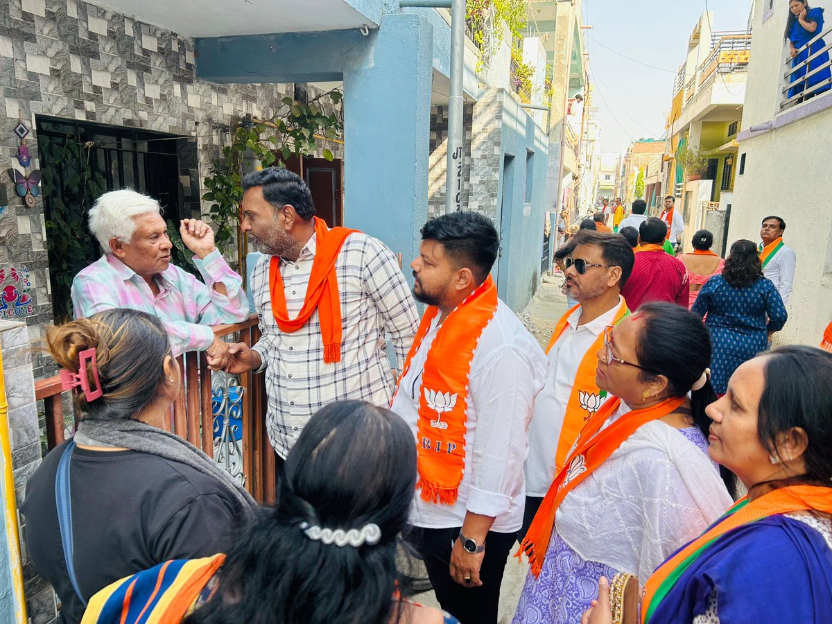 patelrumit7's tweet image. આજે #ગાંધીનગર_દક્ષિણ વિધાનસભામાં આવતા #ચાંદખેડા_વોર્ડ જનતાનગર વીરઝંડ હનુમાન મંદિર થી #જનતાનગર વિસ્તાર માં ભારતીય જનતા પાર્ટીના દરેક કાર્યકર્તા દ્વારા જન સંપર્ક રાઉન્ડ ની શરૂઆત કરી 🙏