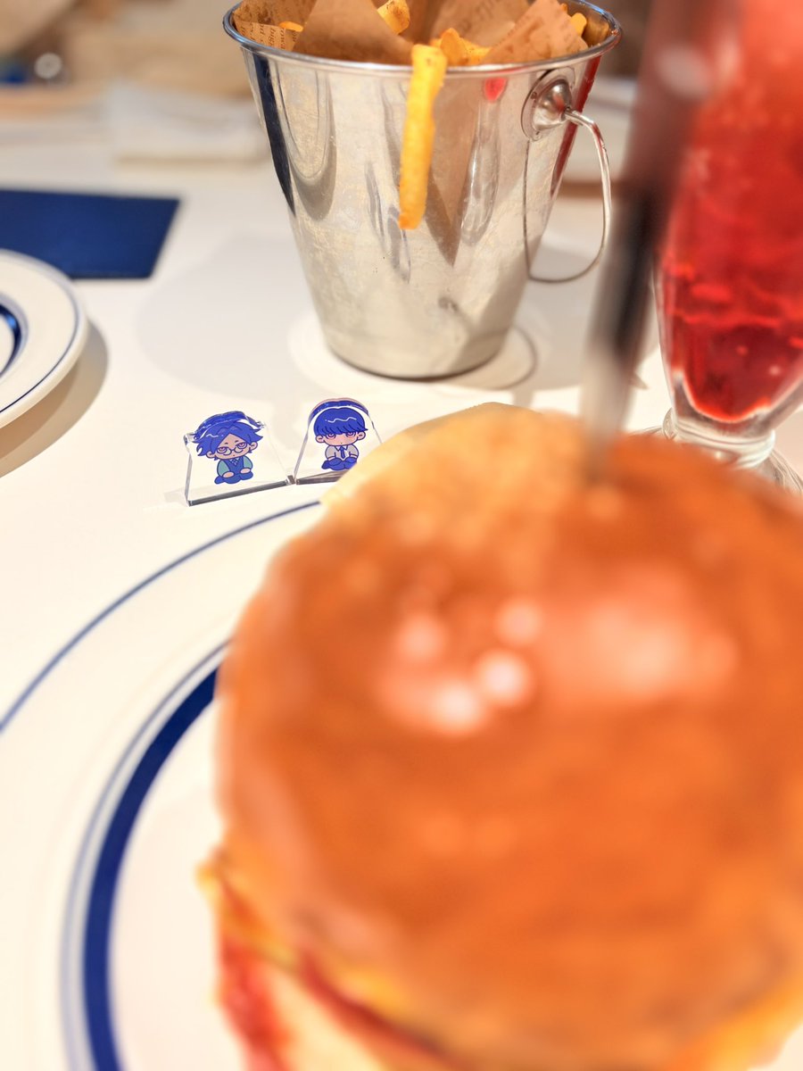 改めて本日はありがとうございました！ひさびさのイベントで手際が悪かったり足折れてたりでドタバタでしたが楽しかったです〜！写真はデカバーガーを見守る大青