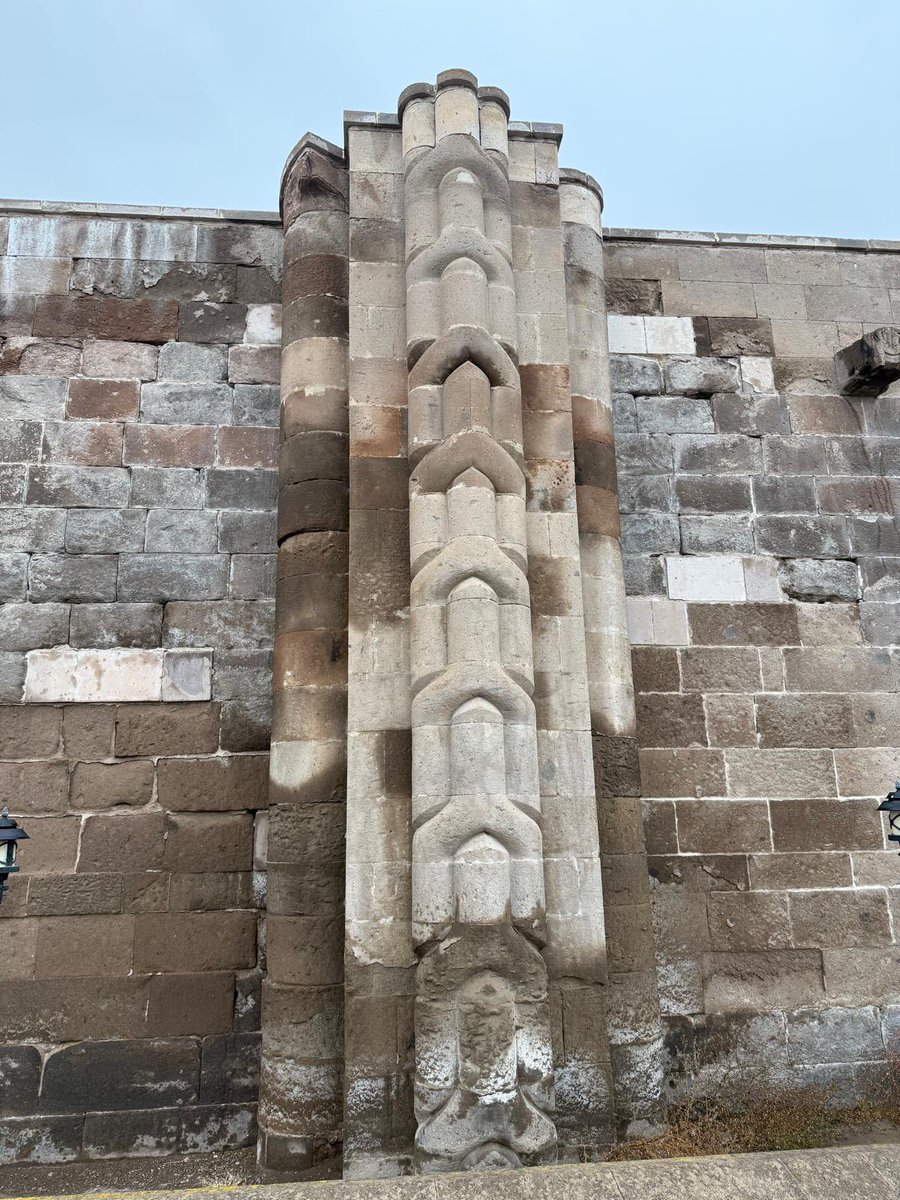 #Karatay #Kervansarayı giriş cephesinde demet paye biçiminde örgü destekli kule.