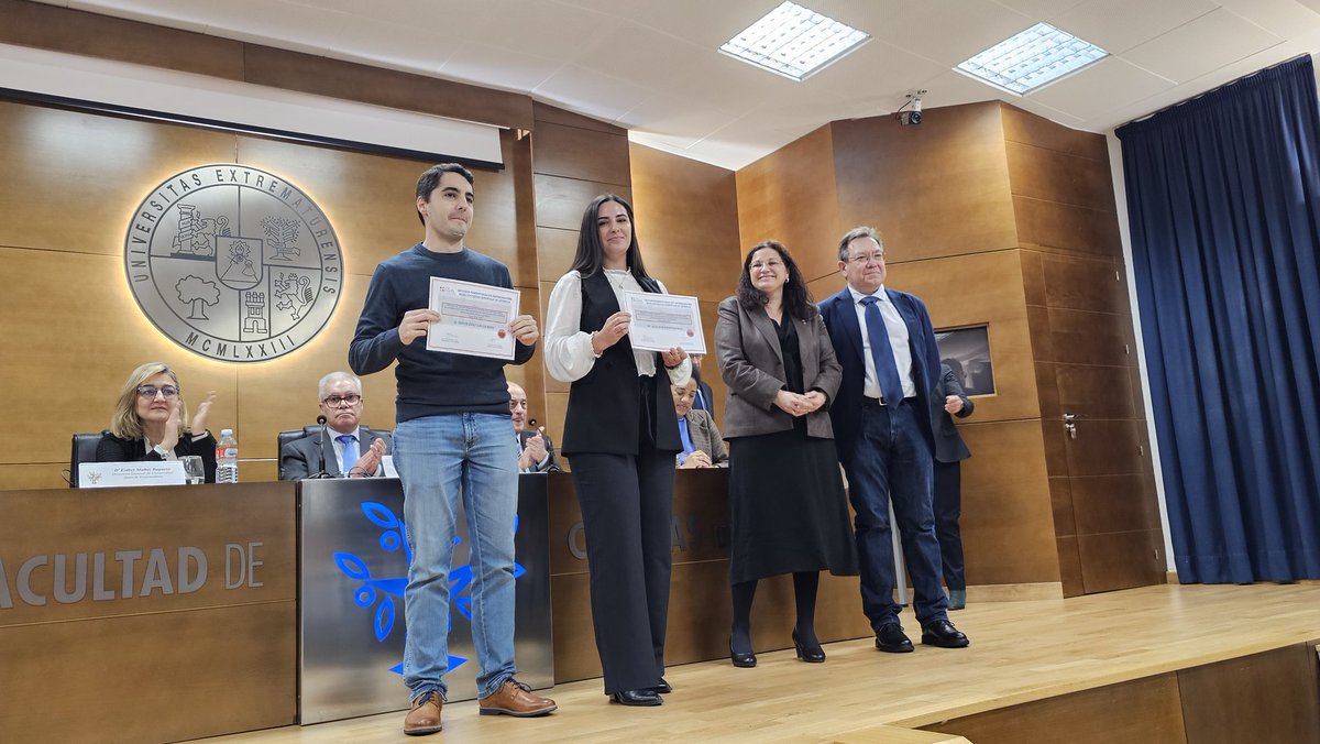 Ciencias_Uex's tweet photo. La entrega de diplomas a los mejores TFM por parte de miembros de la STExt-RSEQ. Enhorabuena a David Díaz Calderón,  Alicia Ramos Bazaga y José M. Ríos Benito.

Reconocimiento a Pedro M. Belenchón como Colegiado Honorario del Colegio de Químicos del Sur https://t.co/JrGnag0RIi