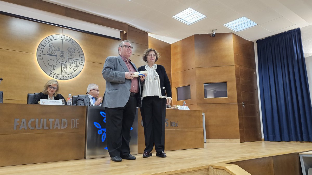 La entrega de diplomas a los mejores TFM por parte de miembros de la STExt-RSEQ. Enhorabuena a David Díaz Calderón,  Alicia Ramos Bazaga y José M. Ríos Benito.

Reconocimiento a Pedro M. Belenchón como Colegiado Honorario del Colegio de Químicos del Sur