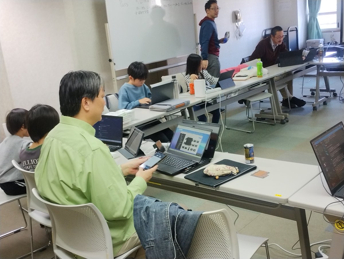 kagurazaka_dojo's tweet image. 今朝第8回 #CoderDojo 神楽坂を開催しました。6名のニンジャが参加してくれました。 初道場のニンジャが #scratch で作ったクマノミのpong。お邪魔タコがクマノミの方向・速さを変えることで面白さがUp!常連たちはそれぞれの世界ができていて、人に伝えるのも上達してきた。kagurazaka-dojo.github.io/report/2025/11…
