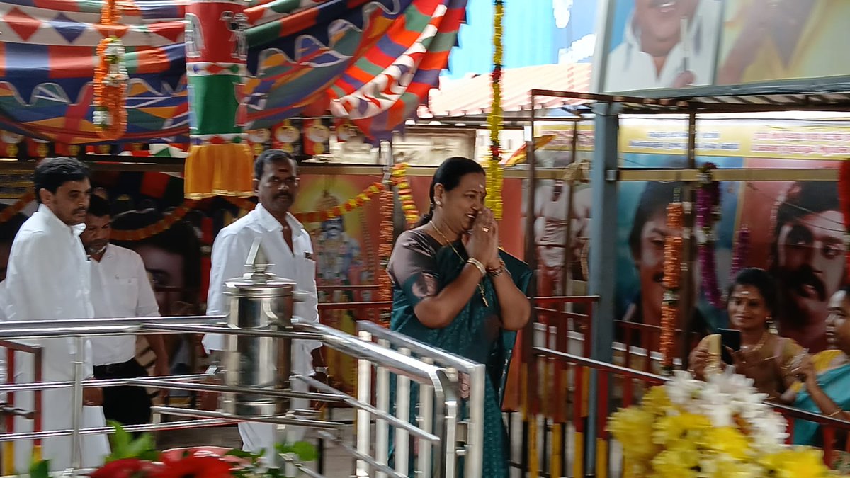 PremallathaDmdk's tweet photo. தன்னலமின்றி பலருக்கு உதவி செய்த மனிதநேயத்தின் உருவம்.

அரசியலுக்கு வந்தது மக்கள் நலன் மட்டுமே என்ற நோக்கத்துடன் — எப்போதும் சொன்னதைச் செயல்வடிவமாக்கிய அரிய மனிதர் நமது கேப்டன் விஜயகாந்த்!

அவரின் வழியில் என்றென்றும் பயணிப்போம்! #dmdkofficial #premamalathavijayakanth #captainvijayakanth