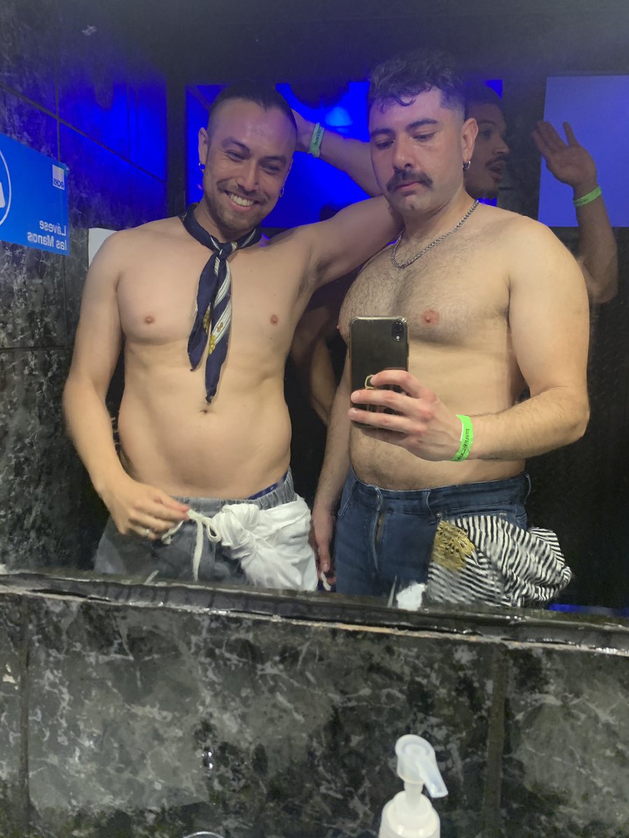 Carlos_NavarroC's tweet photo. Las fotos en el baño con mi marido @dieurra https://t.co/L74EvqoQyL