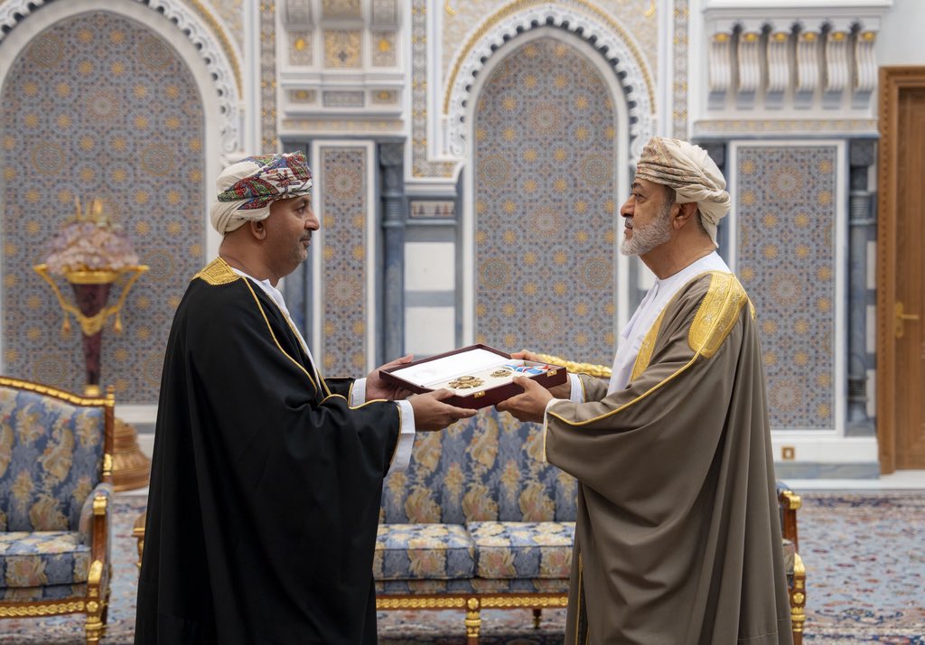 يتقدّم متحف الحميدي للتراث بالتهنئة إلى معالي الشيخ الدكتور  علي بن مسعود السنيدي
بمناسبة منحه وسام الإشادة السلطانية من الدرجة الأولى من لدن مولانا حضرة صاحب الجلالة السلطان هيثم بن طارق المعظم ـ حفظه الله ورعاه.
متمنّين لمعاليه دوام التوفيق والسداد  لخدمة عُمان ورفعة شأنها.