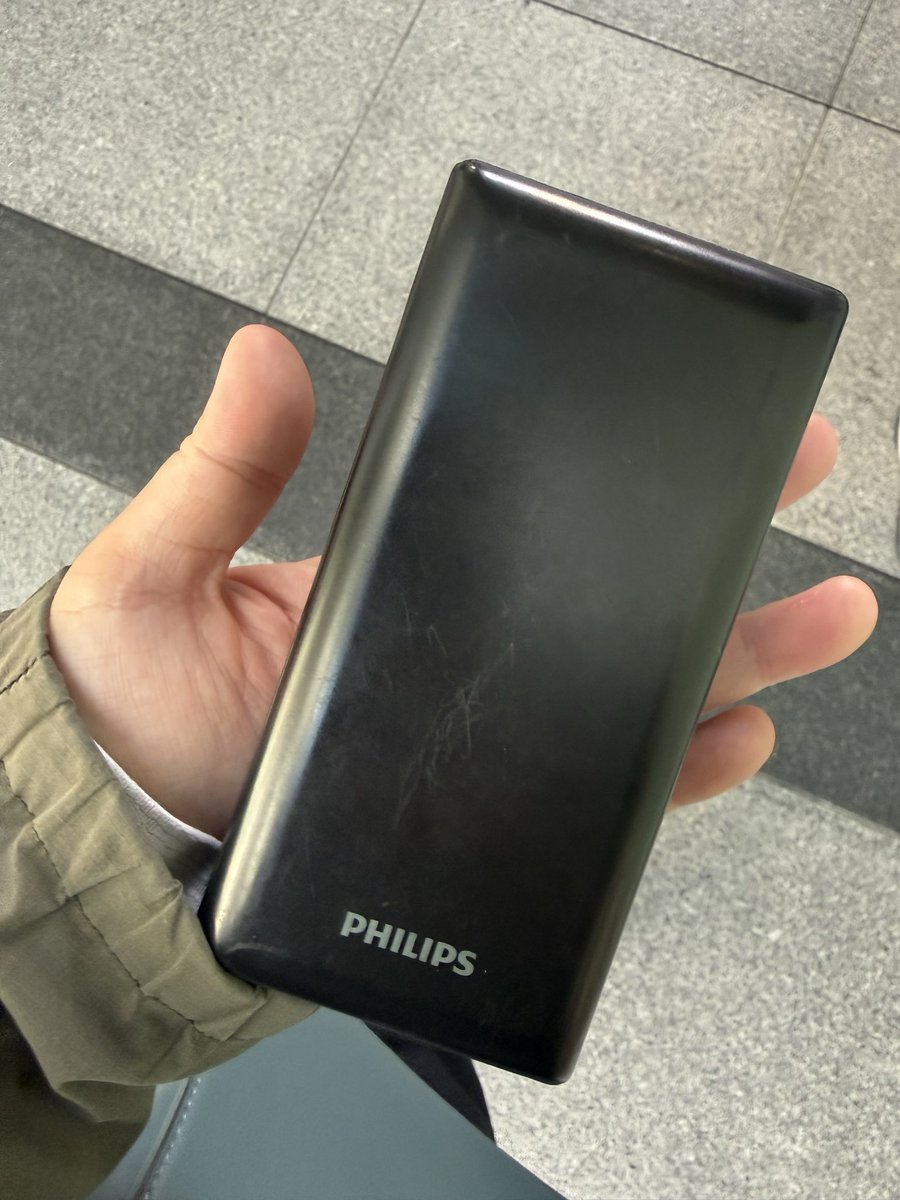 sakikunishiro's tweet image. USBが2つお亡くなりになった
レンガ充電器に本日お別れしてきました。
この2年間ありがとう😭
※ビックカメラの回収BOXに
入れてきました🪦
#PHILLIPS